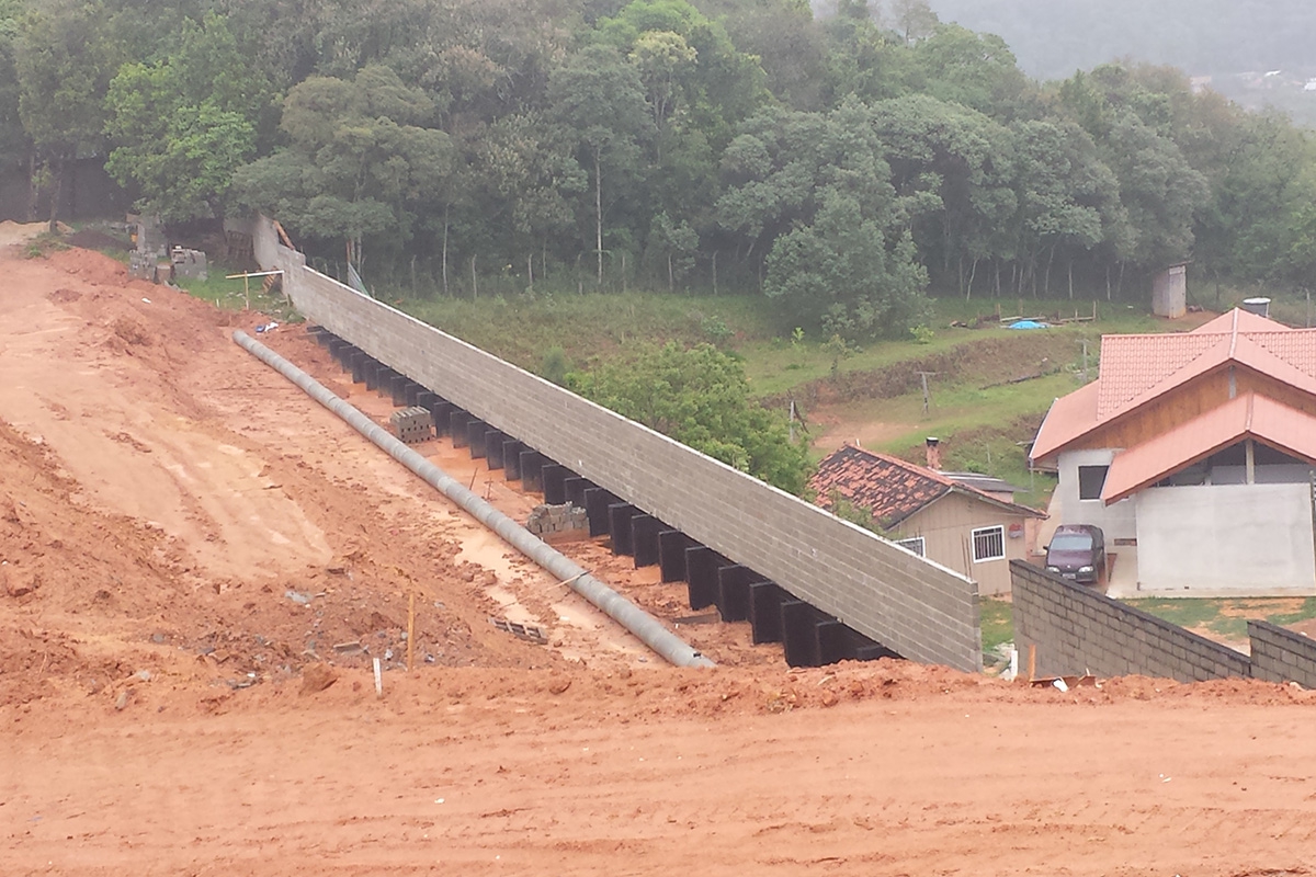 Muro de Arrimo em condomí­nio residencial